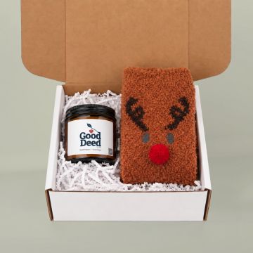 Good Deed - Scented Candle (4 oz) & Reindeer Socks Gift Set